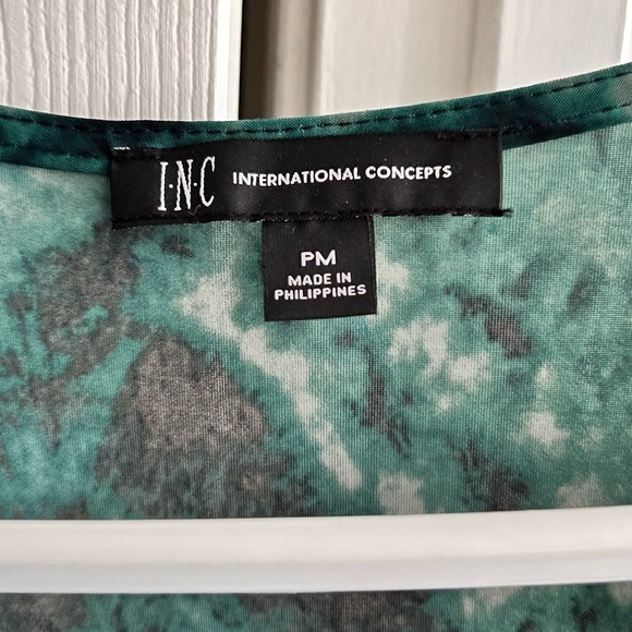 INC International Concepts silky blouse sized Petite M (MP) - Picture 9 of 9